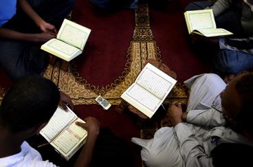 بدعة قراءة القرآن بصورة جماعية